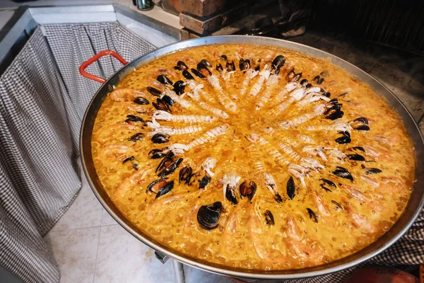 Paella Sartén Grande Cocinando Plato Con Arroz Mariscos — Foto de Stock