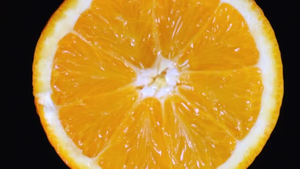 Nahaufnahme Einer Orangenscheibe Mit Schwarzem Hintergrund — Stockvideo