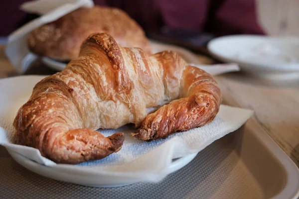 Close Van Een Croissant Een Cafetaria Tafel — Stockfoto