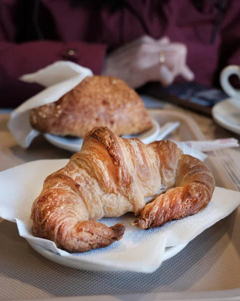 Großaufnahme Eines Croissants Auf Einem Cafeteria Tisch — Stockfoto