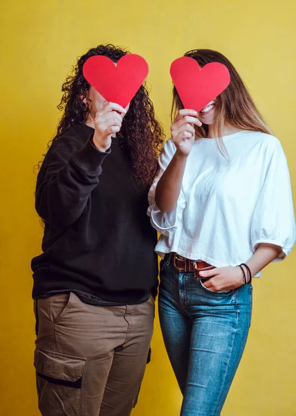 Par Dos Chicas Dándose Tarjetas San Valentín —  Fotos de Stock