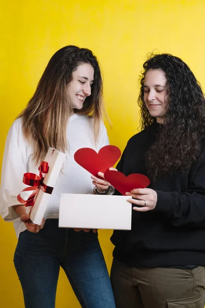 Par Dos Chicas Dándose Regalos Para Día San Valentín —  Fotos de Stock