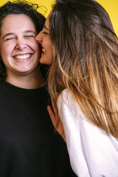 Fotografia Estúdio Uma Menina Dando Beijo Outra Menina — Fotografia de Stock