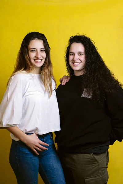 Fotografía Estudio Dos Chicas Posando Sobre Fondo Amarillo —  Fotos de Stock