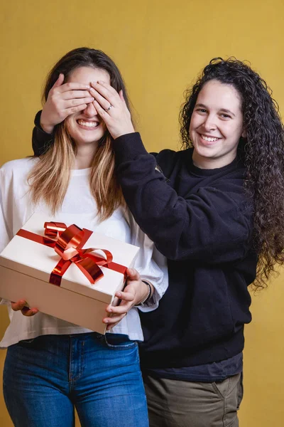 Dos Chicas Celebrando Día San Valentín Uno Cubriendo Los Ojos —  Fotos de Stock