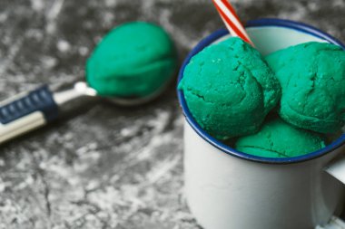 Dondurma kepçeli yeşil dondurma..