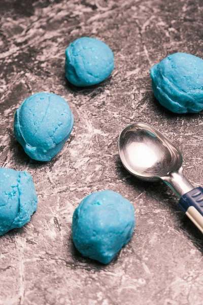 Dondurma Kepçeli Mavi Dondurma — Stok fotoğraf