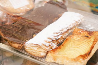 Bir pastanede sergilenen kremalı pastalar.