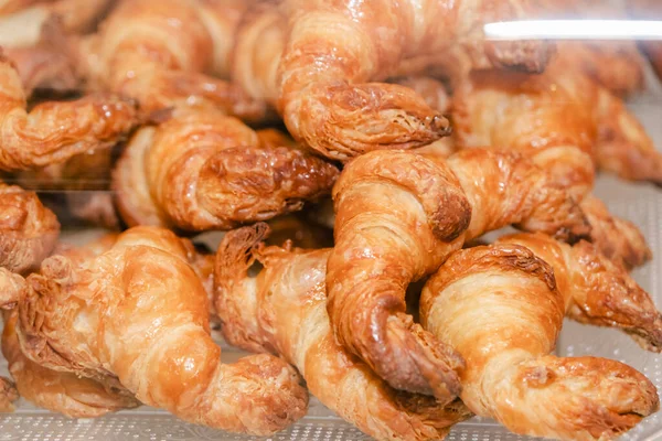 Kleine Croissants Een Dienblad Een Bakkerij Oven — Stockfoto