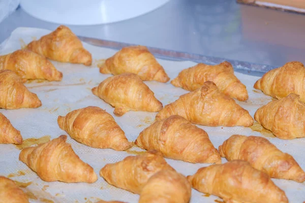 Kleine Croissants Auf Einem Blech Aus Dem Backofen — Stockfoto