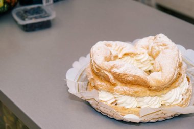 Ortasında krema olan yuvarlak pasta..