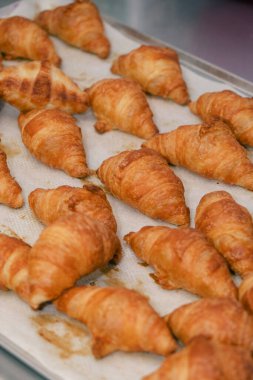 Bir pastanede, fırında pişmiş kruvasan..