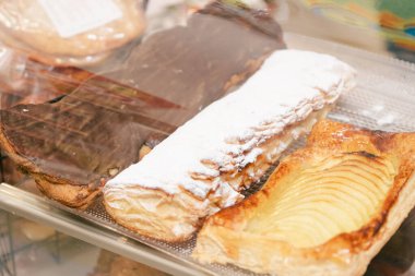 Bir pastanede sergilenen kremalı pastalar.