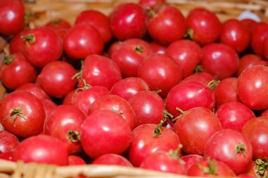 Domatesli bir dükkandan sepet..