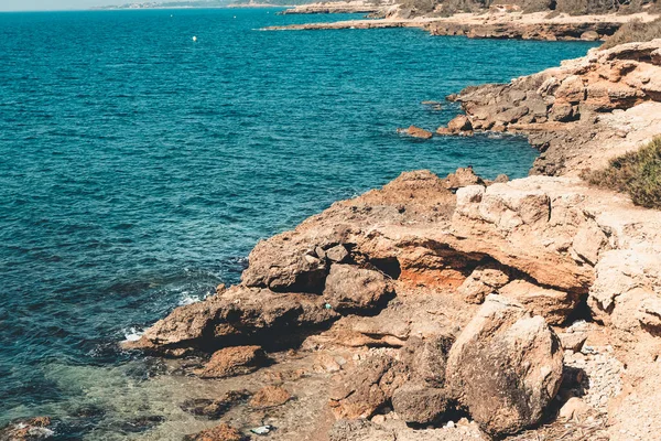 Gebied Met Rotsen Aan Het Strand Met Middellandse Zee — Stockfoto