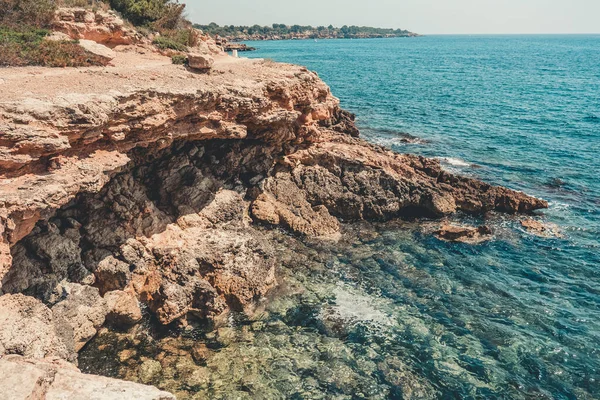 Rotsachtige Kust Met Een Kleine Klif Zee — Stockfoto