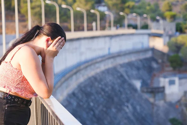 Teenager Looking Infinity Water Dam — Stock Photo, Image