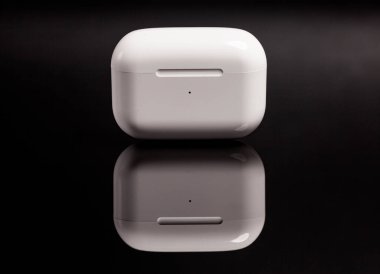 Siyah arkaplanda kablosuz kulaklık ve yansıma..