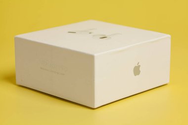 Moskova, Rusya, Ekim 08.2021: Apple Airpod Pro - kablosuz bluetooth kulaklık veya kulaklık.