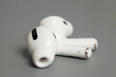 Gri arkaplanda kablosuz kulaklık.