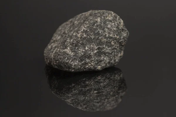 Kamień Granitowy Czarnym Tle Odbiciem — Zdjęcie stockowe