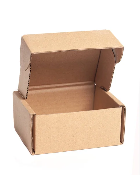 Beyaz arkaplanda izole edilmiş karton kutuyu aç — Stok fotoğraf