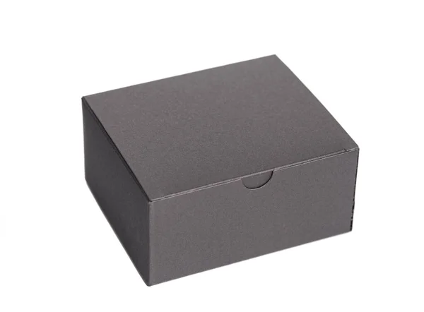 Siyah kapalı karton kutu beyaz arka planda izole — Stok fotoğraf