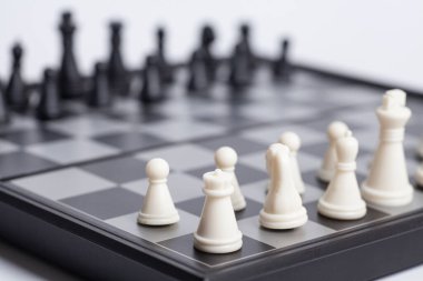 Satranç Seti bir oyun başlamak üzere kurulu.