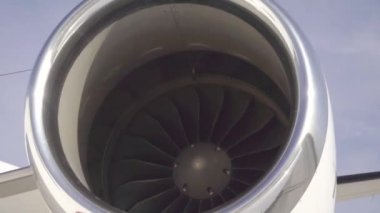 Uçak pervaneleri dönmeye başladı - türbin jet motoru