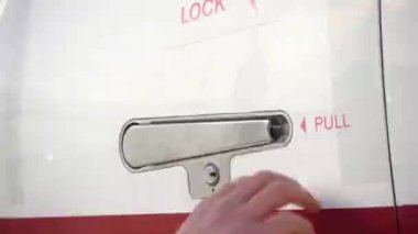 Özel jet uçağının kapısını açan takım elbiseli erkek pilotun elleri