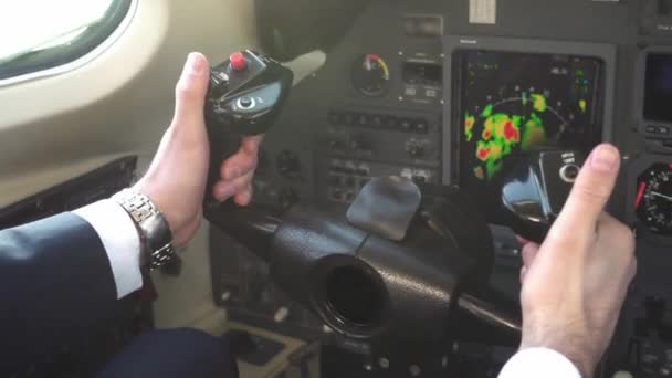 驾驶舱里的飞行员转动着一架老式私人喷气式飞机的控制轮轭 — 图库视频影像