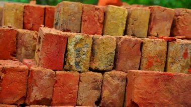 Hintli inşaat işçileri Jaipur yakınlarında traktörden tuğla indiriyorlar..