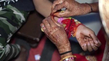 Hint ailesi Raksha Bandhan 'ı ya da Bhai Dooj festivalini kutluyor. Kardeş ve kardeş arasındaki bağı kutlamak için bir festival..