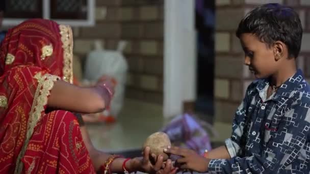 Krmit sladkosti, aplikovat tikku. Indická rodina slaví Raksha bandhan nebo Bhai dooj festival. — Stock video