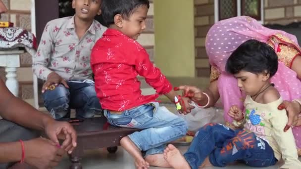 インドの家族は、 RakshaバンダンやBhai doj祭りを祝う。兄弟姉妹の絆を祝う祭り. — ストック動画