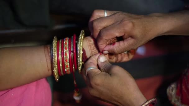 Irmã indiana amarrando rakhi, Raksha bandhan ao pulso do irmão durante o festival ou cerimônia. — Vídeo de Stock