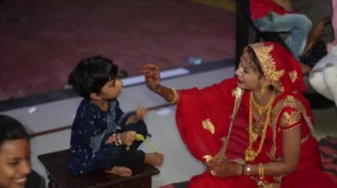 Tatlıları besliyor, tikka uyguluyor. Hint ailesi Raksha Bandhan 'ı veya Bhai Dooj festivalini kutluyor..