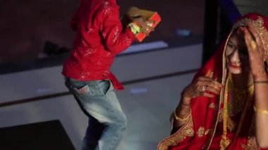 Hint dini festivali töreni. Hint ailesi Raksha Bandhan 'ı ya da Bhai Dooj festivalini kutluyor. Kardeş ve kardeş arasındaki bağı kutlamak için bir festival..