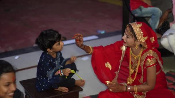 Tatlıları besliyor, tikka uyguluyor. Hint ailesi Raksha Bandhan 'ı veya Bhai Dooj festivalini kutluyor.. — Stok video