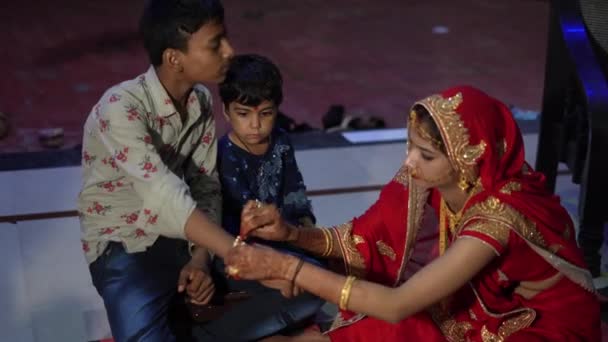 Tatlıları besliyor, tikka uyguluyor. Hint ailesi Raksha Bandhan 'ı veya Bhai Dooj festivalini kutluyor.. — Stok video