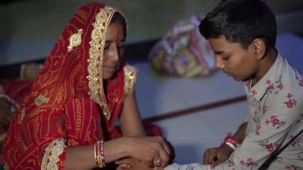 Zoetjes eten, tikka aanbrengen. Indiase familie vieren Raksha bandhan of Bhai dooj festival. — Stockvideo