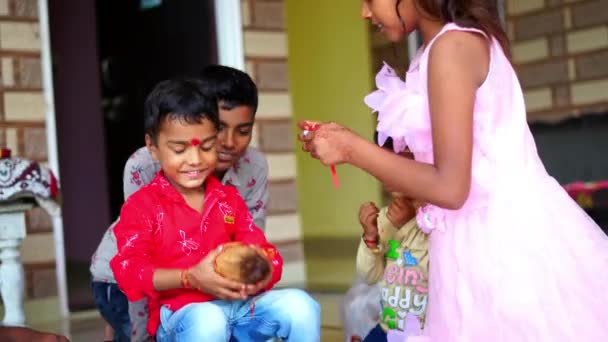 Rakhi 'yi bağlayan Hintli kız kardeş, festival veya tören sırasında Raksha bandhan' ı erkek kardeşinin bileğine bağlıyor.. — Stok video