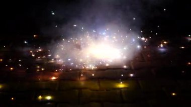 Süper yavaş çekim videosu, havai fişek patlatarak festivalin tadını çıkaran çocuklar. Yerde dönen çakra ya da çakri olarak bilinen kraker türü.