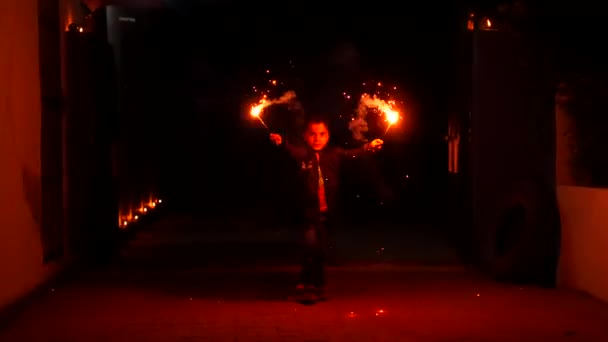 Långsam rörelse bilder av konstgjorda fyrverkerier under Diwali festival i Indien med selektivt fokus. — Stockvideo