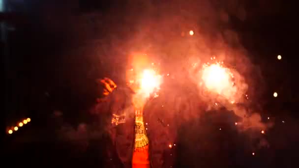 Vídeo em câmera lenta super, Festival Celebration in Índia com iluminação de lâmpadas, fogos de artifício e fazendo rangolis. — Vídeo de Stock