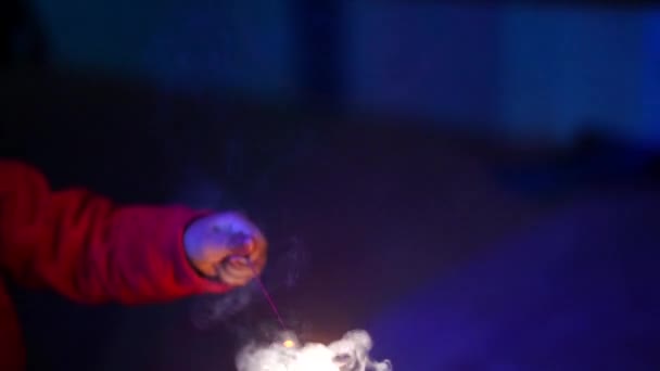 Dzieci cieszą się festiwalem zapalając petardy. Typ krakera znanego jako czakra lub czakri obracającego się po ziemi. — Wideo stockowe