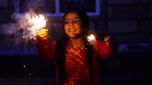Slow motion beelden van kunstmatig vuurwerk tijdens Diwali festival in India met selectieve focus. — Stockvideo