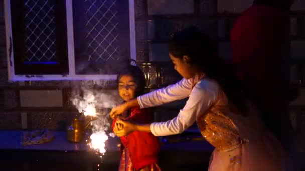 Fest in Indien mit Lampen, Feuerwerkskörpern und Rangolis. — Stockvideo