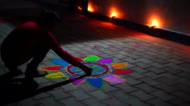 Hindistan 'da festival lambaları, havai fişekler ve Rangolis yapmakla kutlanıyor.