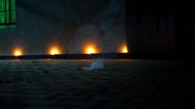 Süper yavaş çekim videosu, havai fişek patlatarak festivalin tadını çıkaran çocuklar. Yerde dönen çakra ya da çakri olarak bilinen kraker türü.